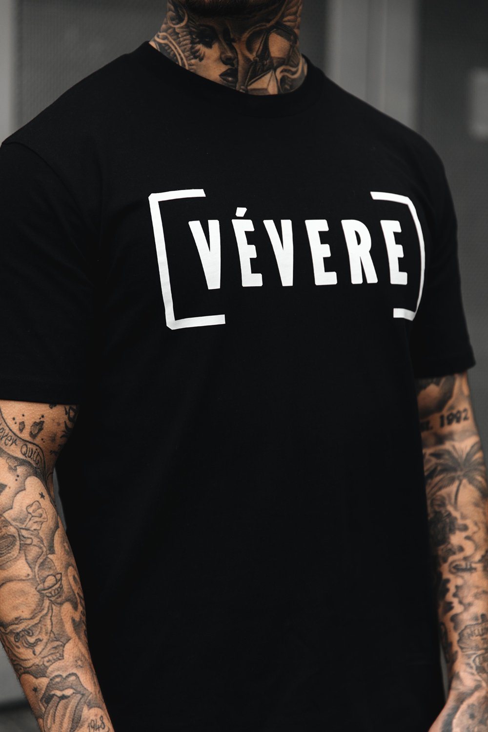 Black Classic T-Shirt centre - Vevere